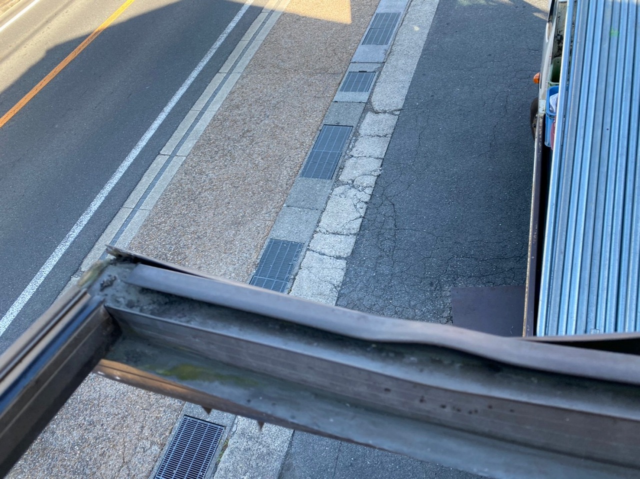 奈良市古市町のとある企業で運送のトラックが壊した庇の撤去